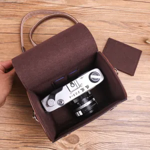 Retro lederen cameratas vintage etui met verstelbare riem en handig binnenvak.
