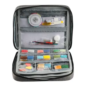 Bolsa de almacenamiento de costura de tela Oxford gris con compartimentos y accesorios.