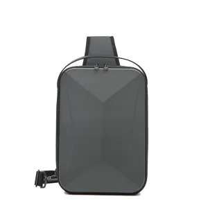 Sac de poitrine rigide gris pour le stockage de drone et sac a dos bandouliere impermeable.