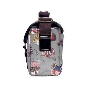 Zijdelingse detailweergave van grijze vintage canvas cameratas met berenpatroon en riemen.