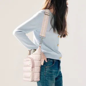 Bolso bandolera acolchado para botella de agua, bolso ligero ideal para viajes.