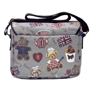 Gedetailleerd overzicht van de vintage canvas schoudercameratas met schattige beer.