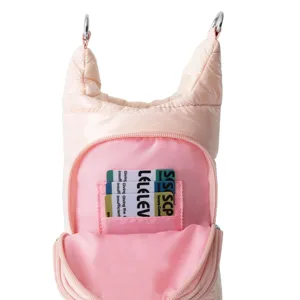 Detalle de bolsa de botella de agua acolchada rosa con bolsillo con cremallera y tarjetas.