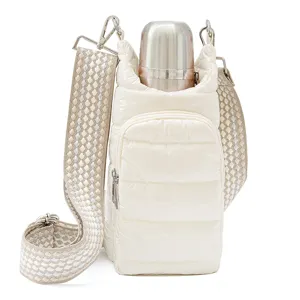 Primer plano del bolso portabotellas acolchado en blanco crema con correa ancha y detalles.