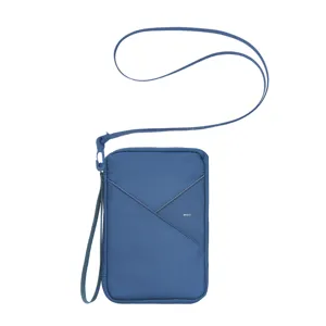 Gedetailleerd uitzicht van blauwe reispaspoorthouder met RFID-bescherming en halsband.