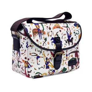 Casual crossbody tas voor camera met een kleurrijk artistiek illustratiepatroon.