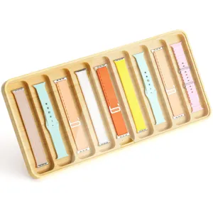 Detail du plateau organisateur de bracelets en bois, fentes multiples pour rangement sur.