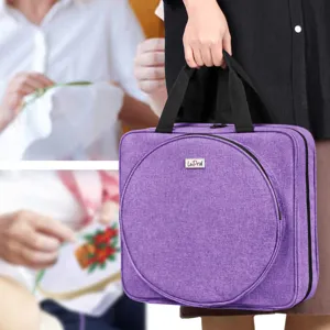 Vista detallada de la bolsa de almacenamiento violeta para bordado con tela resistente y asas.