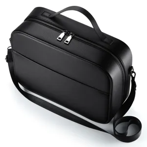 Dettaglio della borsa portaoggetti multifunzionale nera, texture in pelle, zip resistente.