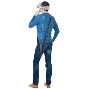 Vista dettagliata dello scenario d'uso della custodia per visore VR con tracolla regolabile.
