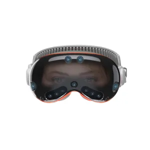 Gedetailleerde close-up van de MR-headset beschermhoes met nauwkeurige camera-uitsparingen.