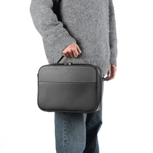 Vista dettagliata della custodia in pelle nera, ideale per organizzare accessori per visore VR.
