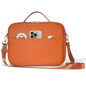 Vista dettagliata della borsa portaoggetti in pelle arancione con comoda tasca frontale e accessori.