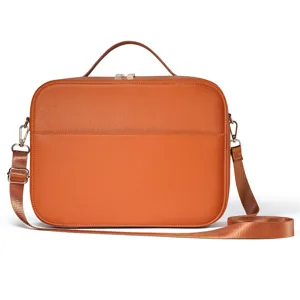 Borsa di conservazione in pelle marrone con manico e tracolla per dispositivi elettronici.