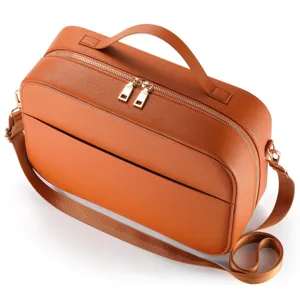 Dettaglio della borsa in pelle arancione, cerniera liscia e design della maniglia.