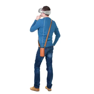 Vista dettagliata della custodia in pelle marrone con tracolla compatibile per Apple Vision Pro