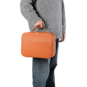 Borsa di custodia in pelle arancione con manico e cerniera, custodia da viaggio multifunzionale.