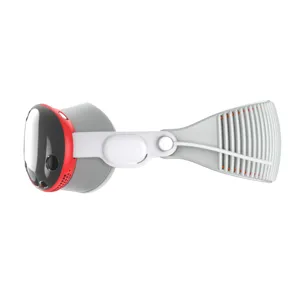 Gedetailleerd aanzicht van de rood-zwarte VR-headset beschermhoes met ademende band.