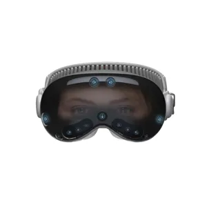 Gedetailleerd close-up van een moderne MR virtual reality headset met gebogen glazen scherm.