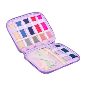 Vue détaillée du sac de rangement violet avec des bracelets en silicone colorés.