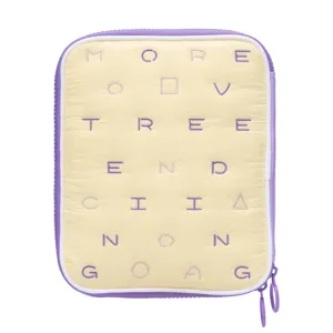 Détail de pochette de rangement pour accessoires jaune doux avec bordure violette.