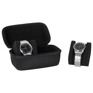 Gedetailleerd overzicht van zwarte hardcase horlogedoos met zacht schuimkussen en horloge.