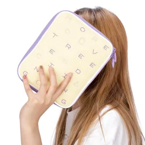 Sac de rangement numérique moelleux pour iPad mini et bracelets avec broderie délicate.