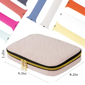 Gedetailleerd overzicht van de roze pluche opbergtas met afmetingen 9.5x8.2x1.2in en gouden rits.