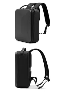 Vista detallada de la mochila rígida negra, con correas duraderas y un perfil elegante y compacto.