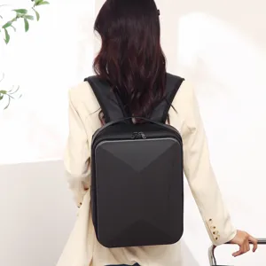 Mochila rigida negra disenada para almacenamiento seguro de drones y viajes con correas comodos.