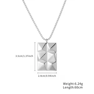 Vue détaillée du collier pendentif bloc géométrique en titane pur, style minimaliste chic.