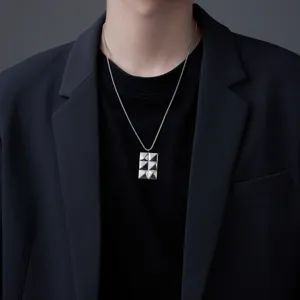 Gros plan sur le collier pour homme en titane avec pendentif pyramide géométrique streetwear