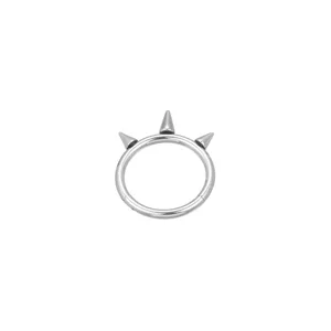 Κοντινή λήψη δαχτυλιδιού piercing από τιτάνιο με τρεις αιχμηρές κωνικές λεπτομέρειες.