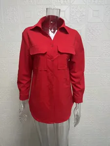 Nahaufnahme der roten langärmeligen Hemdbluse mit Klappentaschen und Knopfleiste.