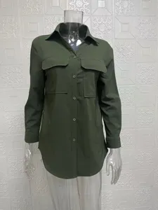 Detailansicht des dunkelgrünen langärmeligen Hemdes mit Doppeltaschen und klassischem Kragen.