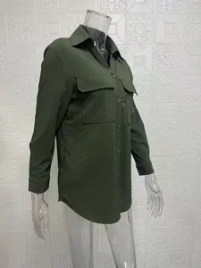 Dunkelgrünes Damen Langarm Hemd mit Knöpfen, klassischem Revers und zwei Brusttaschen.