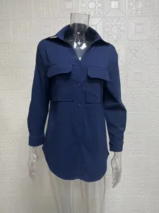 Klassisches einfarbiges Langarmhemd mit Knöpfen und Doppeltaschen für Damen im Frühling.