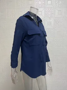 Nahaufnahme Detailansicht des einfarbigen blauen Langarmhemds mit doppelten Brusttaschen Knöpfen.