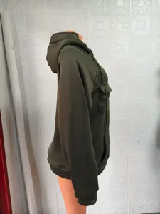 Herren einfarbiger dunkelgrüner Kapuzenpullover Detailansicht mit Tasche und Schnitt.