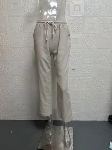 Detailansicht lässiger Leinen-Baumwoll-Hose, elastischer Bund mit Kordelzug für bequemen Sitz.