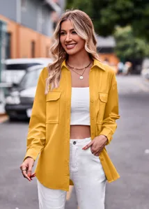 Lässiges einfarbiges Langarm-Cordhemd für Damen mit zwei Taschen und Knopfdetails.