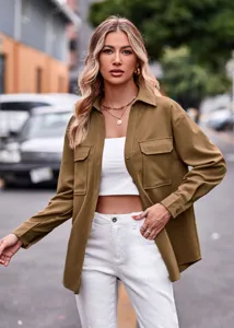 Detailansicht der stilvollen Utility-Langarmjacke in Khaki mit zwei Brusttaschen und Knöpfen.
