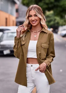 Nahaufnahme des lässigen Langarm-Hemds mit praktischen Doppeltaschen im urbanen Street-Look.