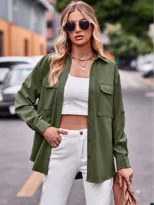 Lässige einfarbige Langarm-Hemdbluse mit doppelten Taschen für Damen im stilvollen Herbst-Look.