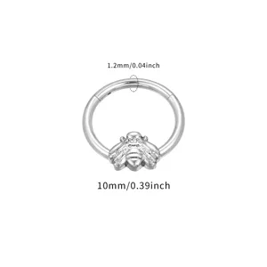 Titan G23 Klappsegmentring Piercing Schmuck mit süßem Biene Anhänger Detailansicht