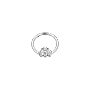 Titan Segmentring mit süßem Biene-Anhänger, ideal für Piercing und Ohrknorpel-Schmuck.