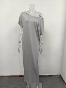 Vue détaillée de l'élégante robe longue décontractée grise asymétrique à manches courtes.