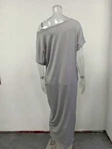 Détail de robe longue grise à manches courtes, design décontracté uni pour l'été.