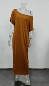 Vue détaillée du tissu de la robe longue décontractée unie à manches courtes et épaules.