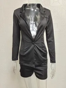 Black women blazer and shorts two-piece set, casual commuter style, elegant suit outfit.